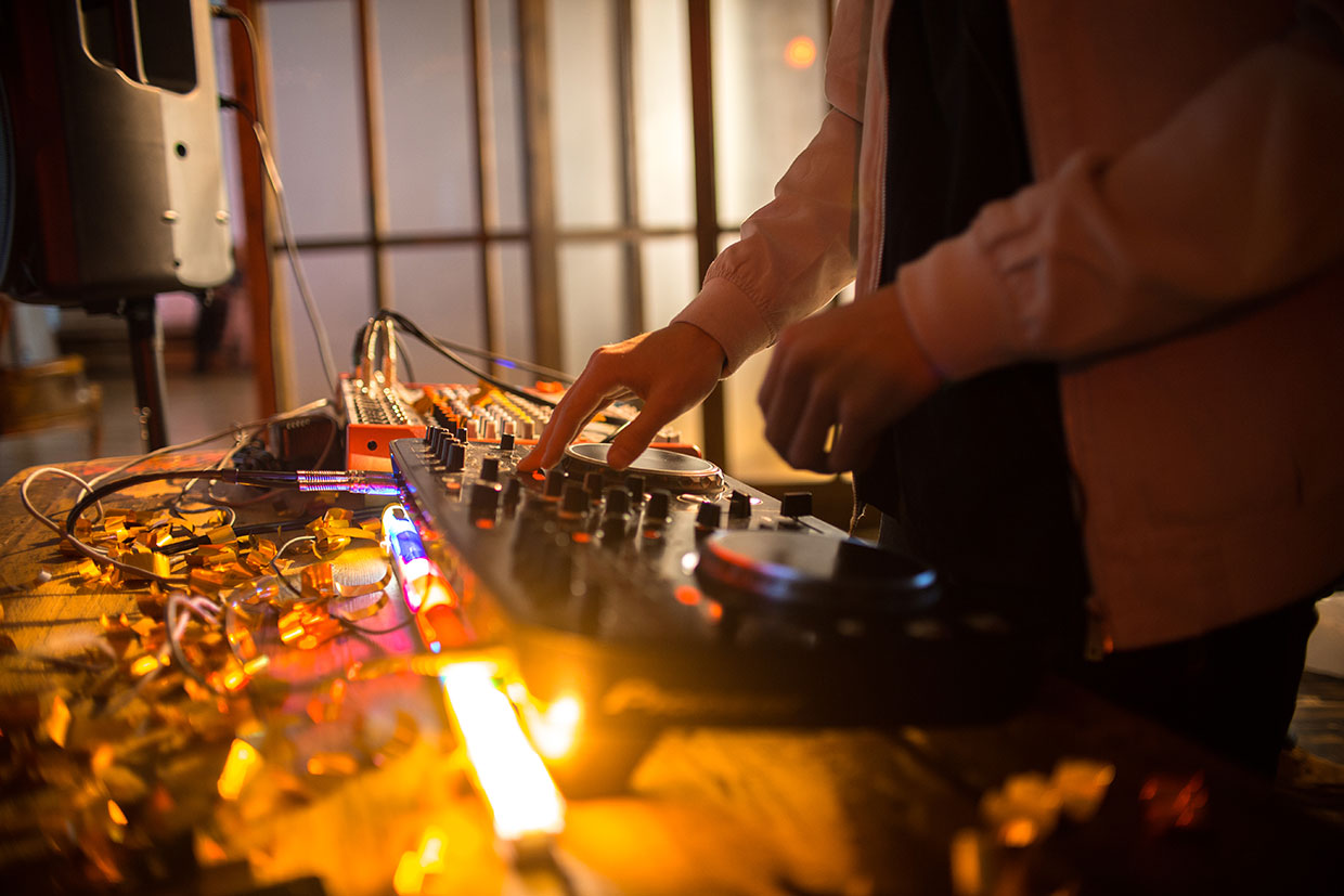 DJ przed konsolą