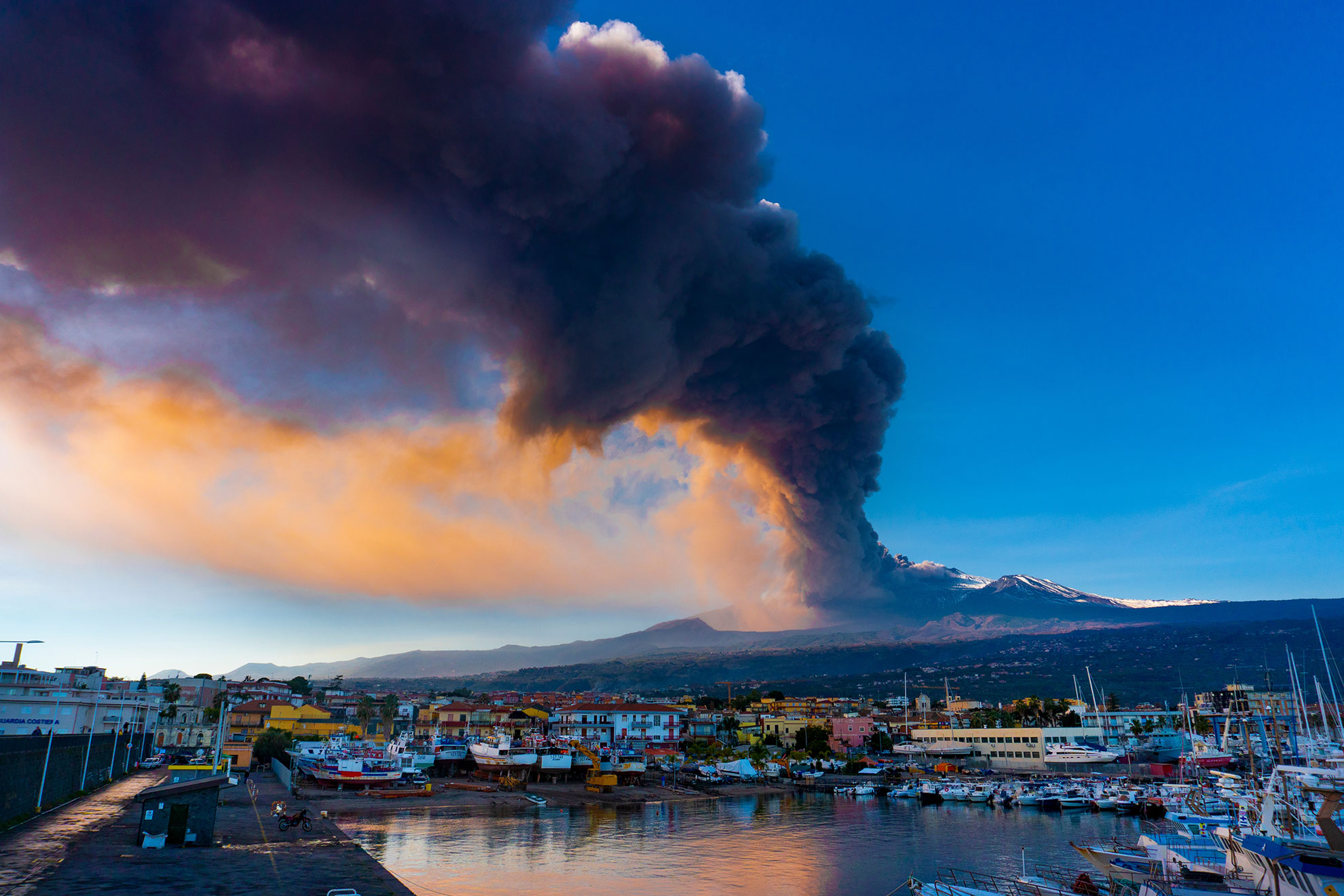 Jedna z erupcji Etny, zdjęcie ilustracyjne do artykułu