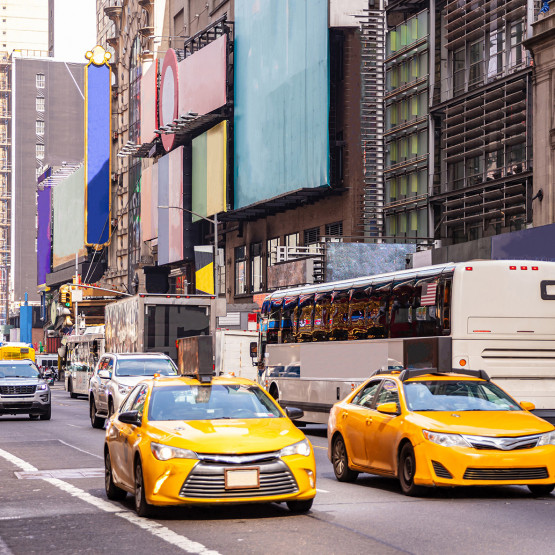 Samochody na ulicy w Nowym Jorku, ilustracja do artykułu o małych tablicach dla samochodów z USA i Japonii
