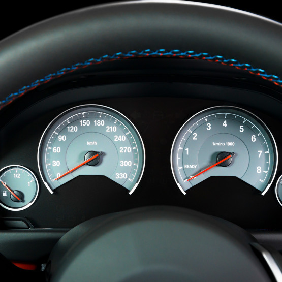 Zegary samochodowe, ilustracja do artykułu o odcinkowym pomiarze prędkości