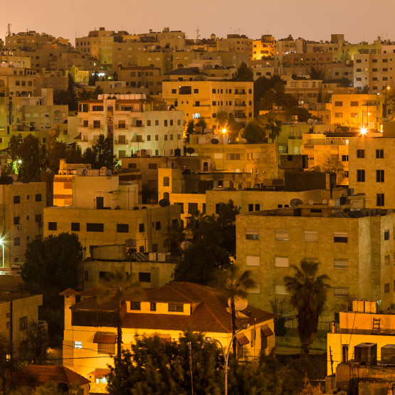 Nocna panorama Ammanu, ilustracja do artykuły z listą miast na literę A