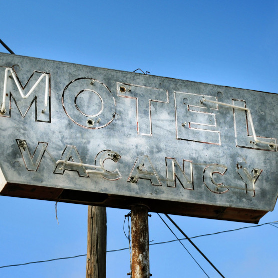 Szyld motelu w stylu vintage, ilustracja do artykułu wyjaśniającego różnicę motelu od hotelu
